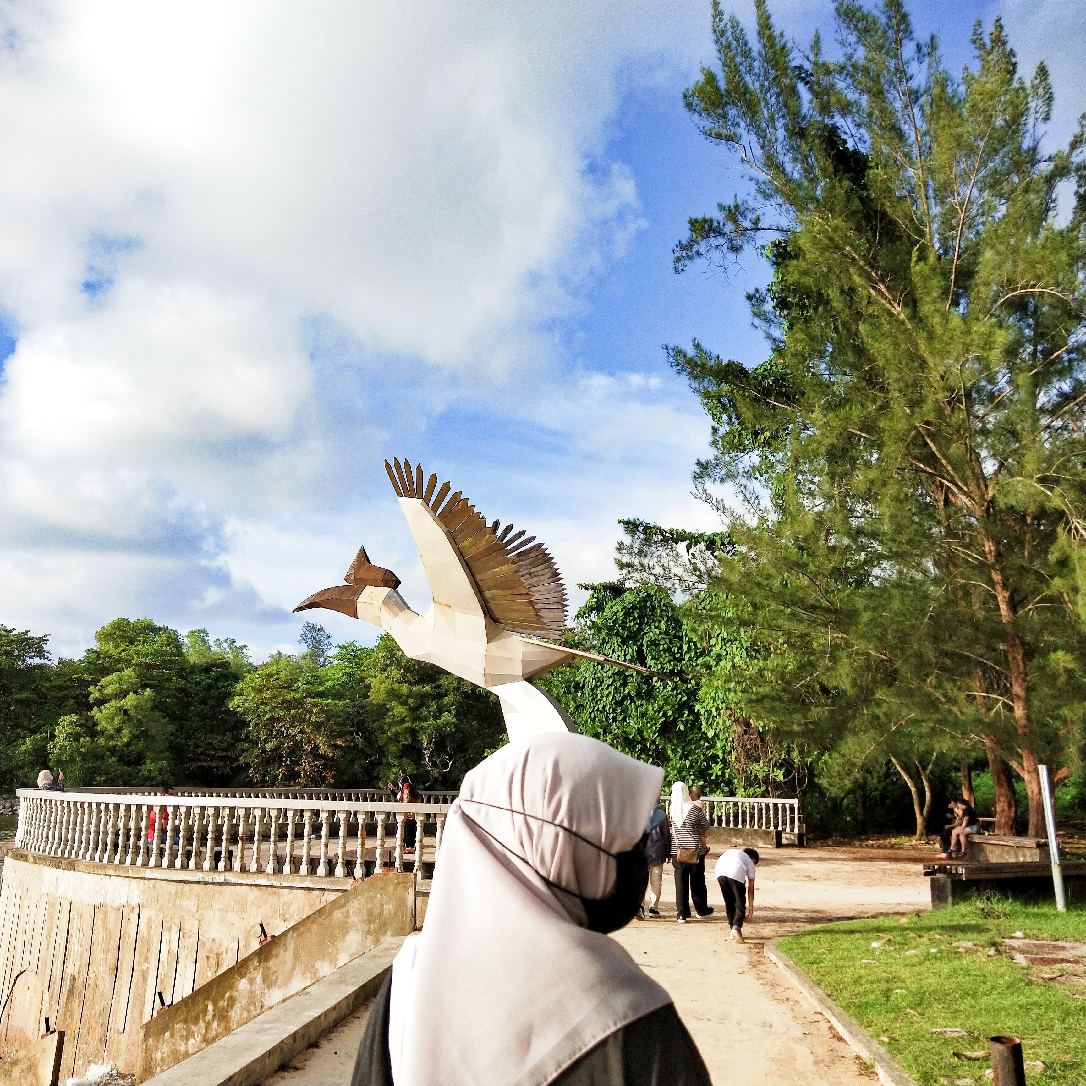 berjalan di pantai berjalan di pantai